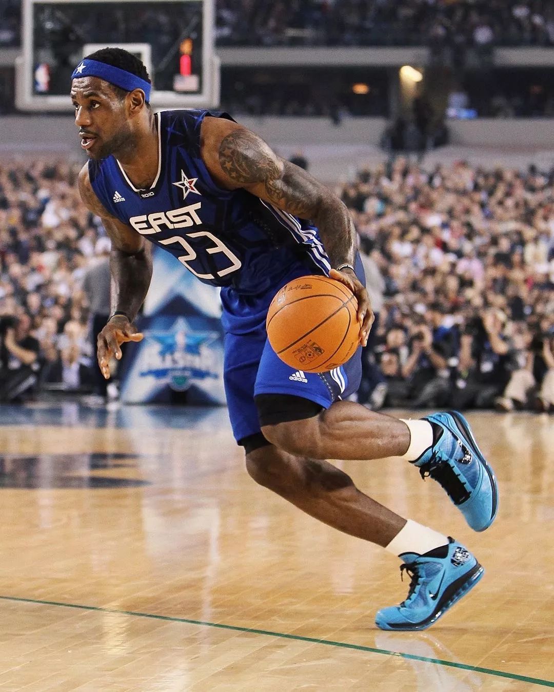 太阳报：麦克托米奈领意甲最佳球员奖，被女友透视着装抢风头（太阳报：麦克托米奈加冕意甲最佳球员，女友透视造型抢镜）